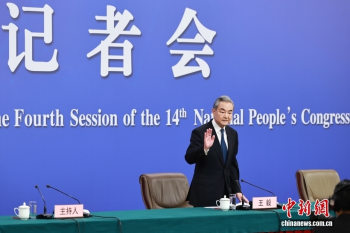 3月8日上昼10时，104届齐邦人年夜4次集会正在梅天亚重心消息颁布厅举办记者会，约请中同中心政事局委员、中接部少王毅便“华夏中接战略战对于中联系”相干题目归问中中记者发问。中新社记者 蒋开亮 摄